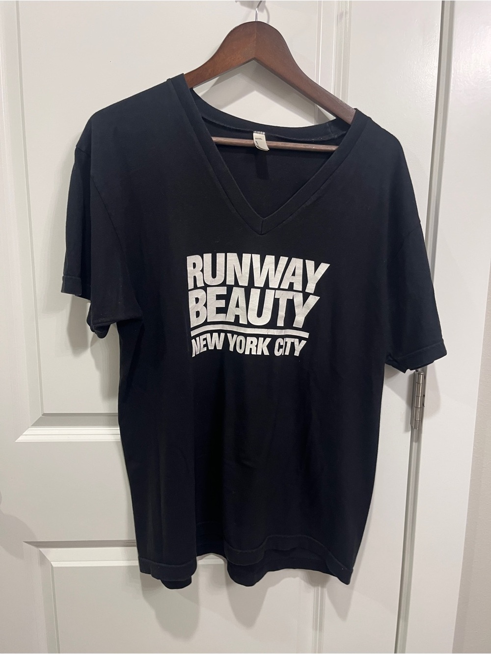 Bobbi Brown Cosmetics Runway Beauty NYC V-neck T-Shirt Top Shirt Tee - L